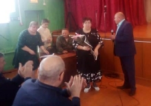 Школьная жизнь - Вручение благодарственного письма за воспитание сына -участника СВО, учителю Левашиной Т.Н.