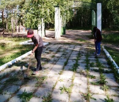 Летние каникулы 2018-2019 учебный год - Акция «Чистые памятники»