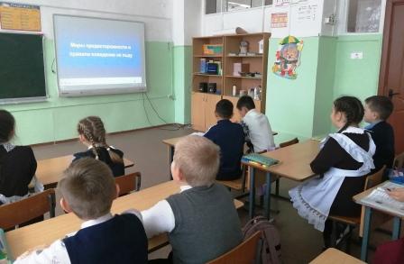 Безопасность на воде и на льду - "Тонкий лед» в 4а классе