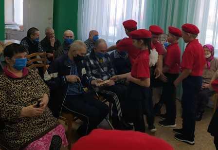 80-летие Победы - Юнармейцы поздравляют ветеранов с праздником 23 февраля
