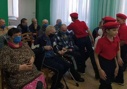 80-летие Победы - Юнармейцы поздравляют ветеранов с праздником 23 февраля