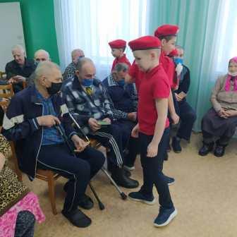 80-летие Победы - Юнармейцы поздравляют ветеранов с праздником 23 февраля