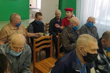 80-летие Победы - Юнармейцы поздравляют ветеранов с праздником 23 февраля