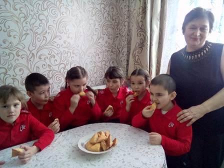 Школьная жизнь - 8 Марта поздравления от юнармейцев 2б класса