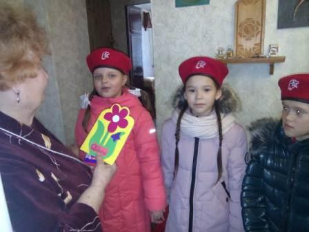 Школьная жизнь - 8 Марта поздравления от юнармейцев 2б класса