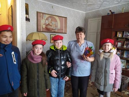 Школьная жизнь - Юнармейцы 4б класса поздравляют с 8 Марта!