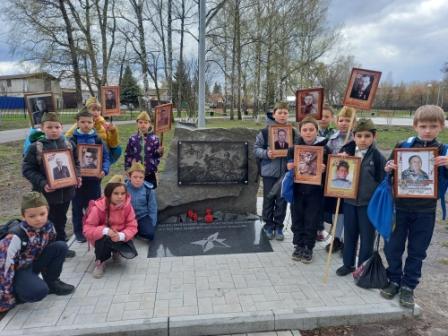 80-летие Победы - Акция «Память. Бессметный полк» во 2аб классах