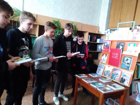 Школьная жизнь - Неделя военной книги в 8а классе