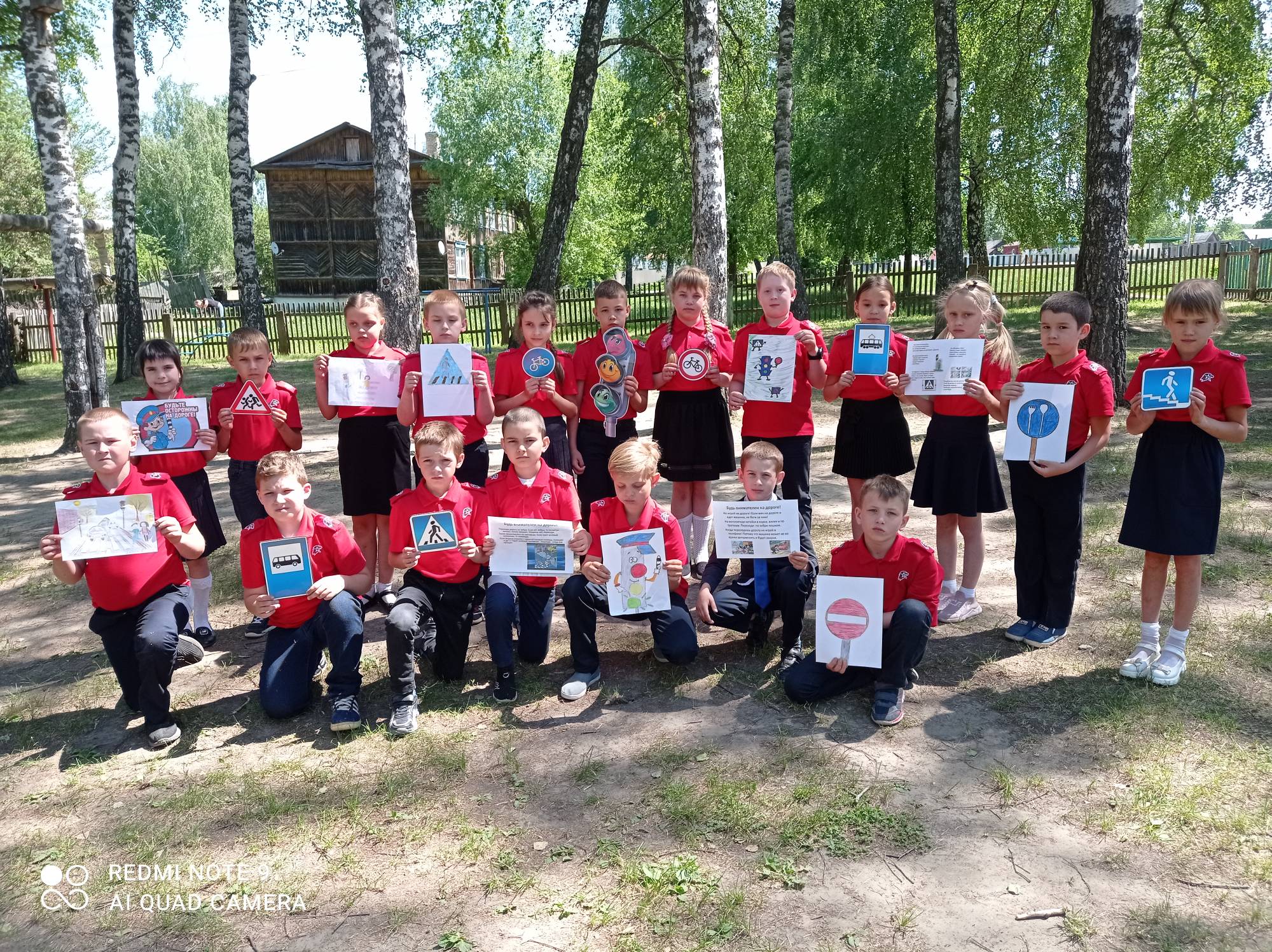 Безопасность движения - О безопасности на дорогах предупреждают юнармейцы 2б класса
