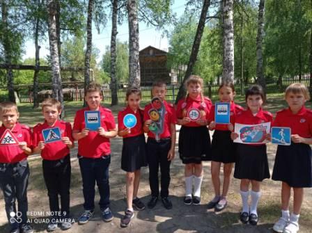 Безопасность движения - О безопасности на дорогах предупреждают юнармейцы 2б класса