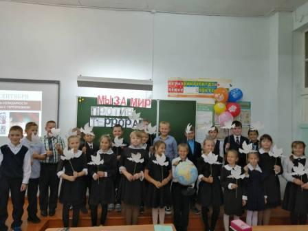 Школьная жизнь - Акция «Мы за мир! Мы против терроризма!» в 4 а классе