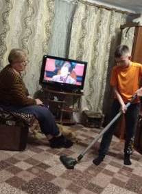 Школьная жизнь - "День пожилых людей"- юнармейцы 5б класса поздравляют своих бабушек и дедушек с праздником