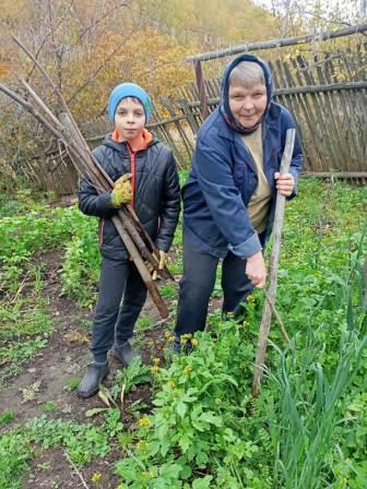 Школьная жизнь - "День пожилых людей"- юнармейцы 5б класса поздравляют своих бабушек и дедушек с праздником