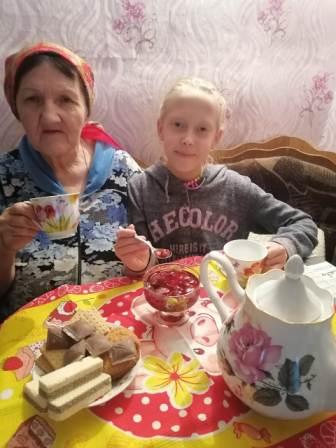 Школьная жизнь - "День пожилых людей"- юнармейцы 5б класса поздравляют своих бабушек и дедушек с праздником
