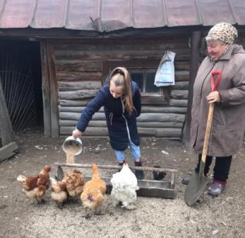 Школьная жизнь - "День пожилых людей"- юнармейцы 5б класса поздравляют своих бабушек и дедушек с праздником