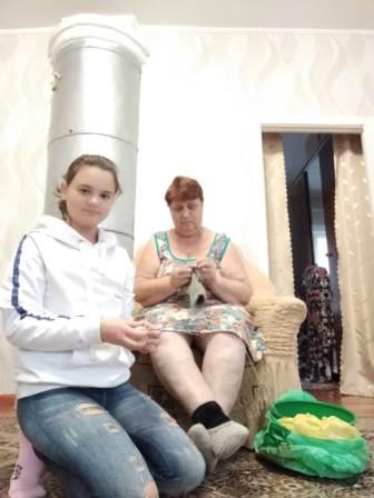 Школьная жизнь - "День пожилых людей"- юнармейцы 5б класса поздравляют своих бабушек и дедушек с праздником