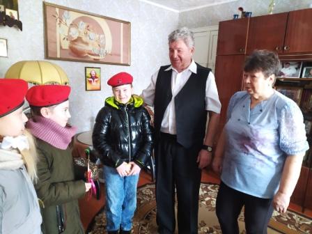 Школьная жизнь - "День пожилых людей"- юнармейцы 5б класса поздравляют своих бабушек и дедушек с праздником
