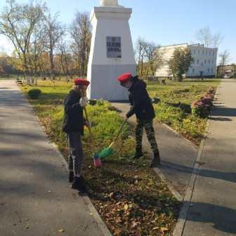 Школьная жизнь - Акция  «Помним и чтим"-Юнармейцы 5б класса на субботнике