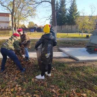 Школьная жизнь - Акция  «Помним и чтим"-Юнармейцы 5б класса на субботнике