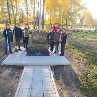 Школьная жизнь - Акция  «Помним и чтим"-Юнармейцы 5б класса на субботнике