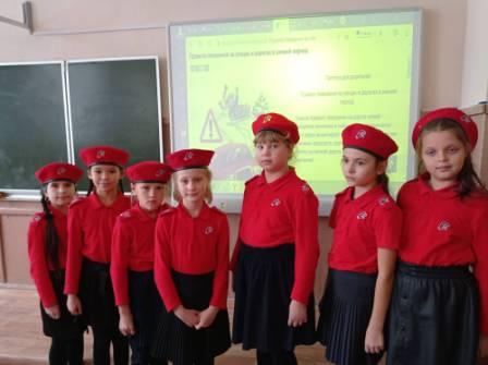 Безопасность на дороге - "Дорога без опасности". Юнармейцы 3б класса рассказали о безопасном поведении на дорогах.
