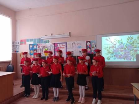 Школьная жизнь - Юнармейцы 3б класса поздравляют своих мам с праздником