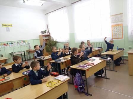 Безопасность на дороге - "Минутка безопасности"-юнармейцы 3б класса провели внеклассное мероприятие в 1-х классах