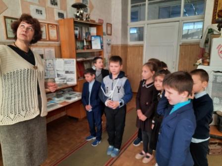 Школьная жизнь - Экскурсия учащихся 1а класса в школьный музей