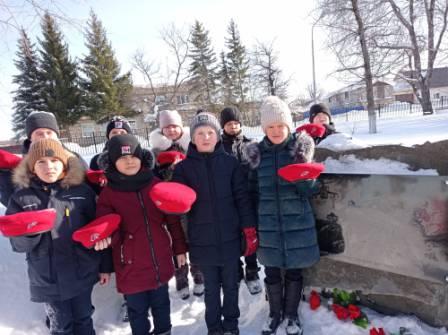 80-летие Победы - Юнармейцы 3б класса провели акцию «Память", посвященную Дню памяти воинов - интернационалистов