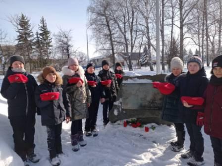 80-летие Победы - Юнармейцы 3б класса провели акцию «Память", посвященную Дню памяти воинов - интернационалистов