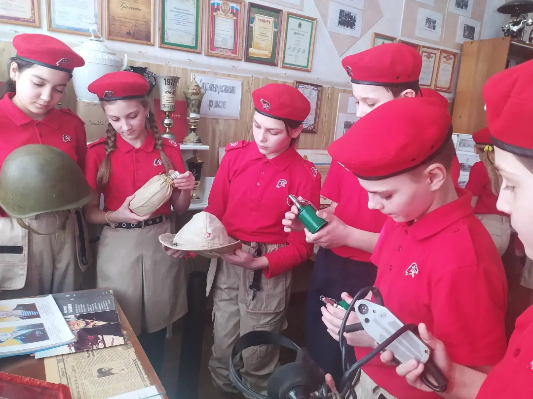 80-летие Победы - "День памяти воинов-интернационалистов". Юнармейцы 5б класса в школьном музее и на встрече с ветеранами-интернационалистами