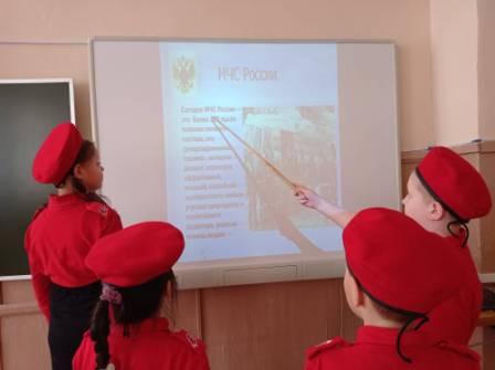 Школьная жизнь - "Кто нас защищает"- внеклассное мероприятие с юнармейцами 3б класса
