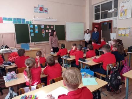 Безопасность движения - "Правила дорожного движения-знать надо всем!"-с юнармейцами 3б класса провели викторину по ПДД