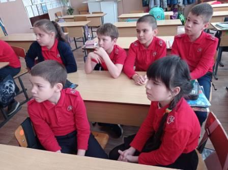 Безопасность движения - "Правила дорожного движения-знать надо всем!"-с юнармейцами 3б класса провели викторину по ПДД