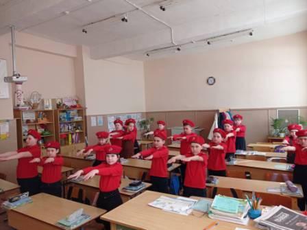 Физкультура и спорт - "Будь здоров"-юнармейцы 3б класса поддержали акцию Всемирного дня здоровья