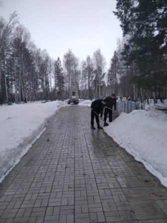 Школьная жизнь - Трудовой десант. Юнармейцы 11 класса следят за благоустройством памятных мест г. Сурска