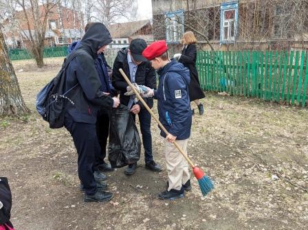 Школьная жизнь - Акцию по благоустройству города проводят юнармейцы и волонтеры  7б класса