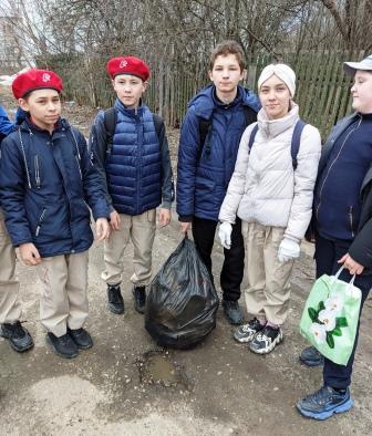 Школьная жизнь - Акцию по благоустройству города проводят юнармейцы и волонтеры  7б класса