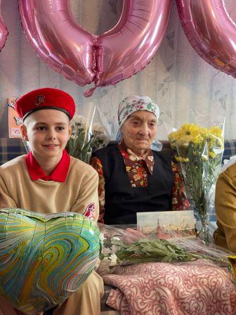 80-летие Победы - Юнармейцы поздравляют со 100-летним юбилеем ветерана войны и труда М.М. Васюнину