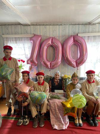80-летие Победы - Юнармейцы поздравляют со 100-летним юбилеем ветерана войны и труда М.М. Васюнину
