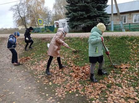 Школьная жизнь - Юнармейцы 4б класса на субботнике