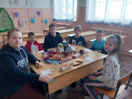 Школьная жизнь - "Хорошо что каждый год, к нам приходит Новый год!"- каникулы в 5б классе