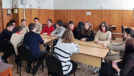 Школьная жизнь - "И сколько нежности в женщине!"-интеллектуальная викторина-игра в 8б классе