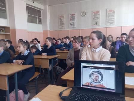 Школьная жизнь - Общешкольная линейка, посвященная Дню Космонавтики