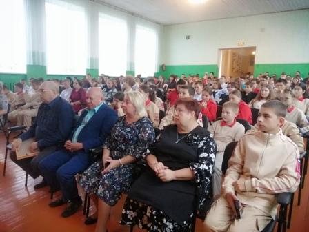 Школьная жизнь - Вручение благодарственного письма за воспитание сына -участника СВО, учителю Левашиной Т.Н.