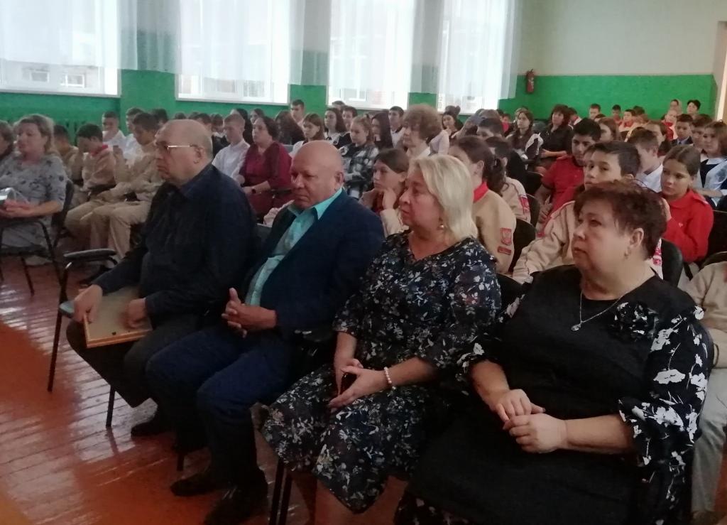 Школьная жизнь - Вручение благодарственного письма за воспитание сына -участника СВО, учителю Левашиной Т.Н.