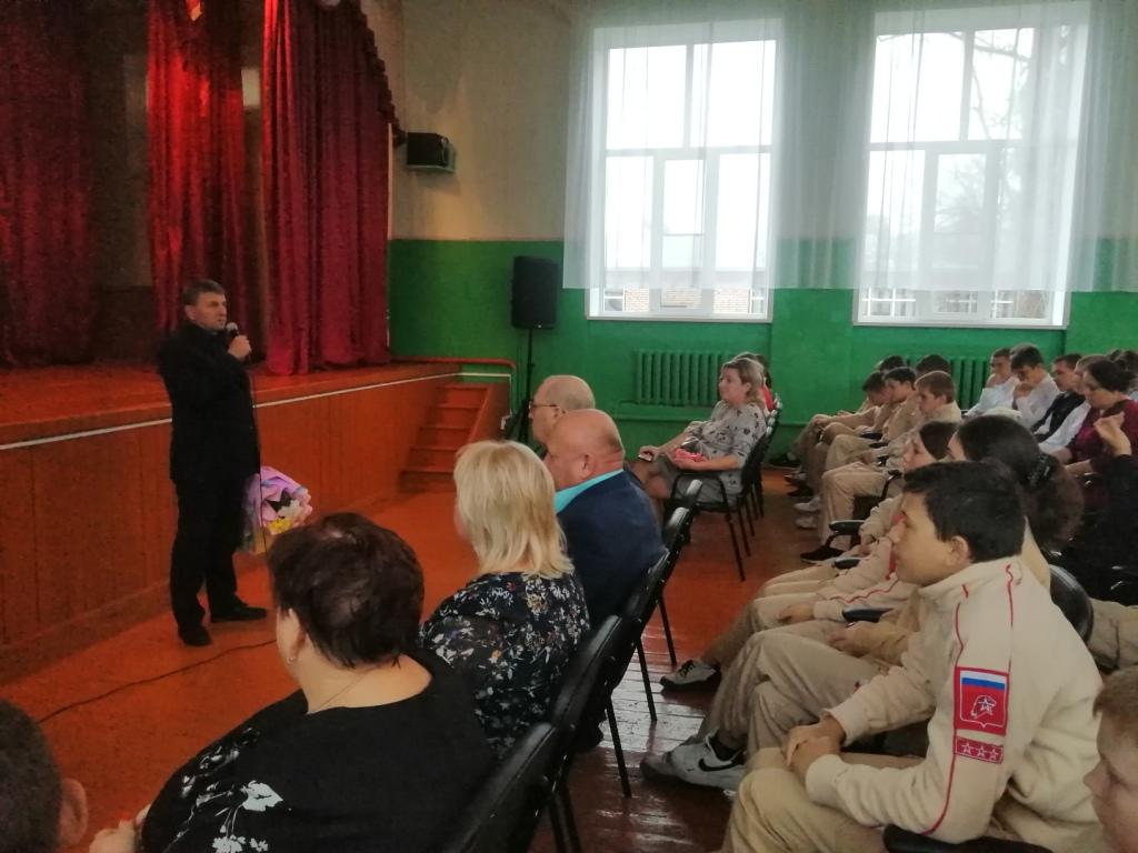 Школьная жизнь - Вручение благодарственного письма за воспитание сына -участника СВО, учителю Левашиной Т.Н.