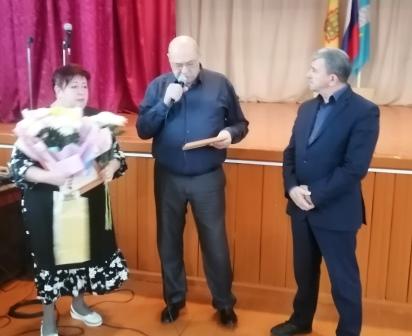 Школьная жизнь - Вручение благодарственного письма за воспитание сына -участника СВО, учителю Левашиной Т.Н.