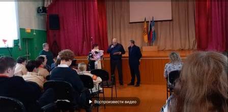 Школьная жизнь - Вручение благодарственного письма за воспитание сына -участника СВО, учителю Левашиной Т.Н.